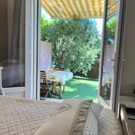 Bastide Du Levant - 50m - Rez De Jardin B&B